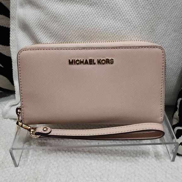 Michael Kors Large MF Phone Case Leather Wristlet - Picture 1 of 9